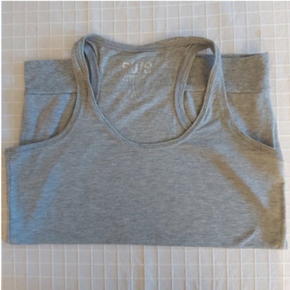 3 for 20$: Ladies Top and Skirt: Medium - Picture 4 of 4